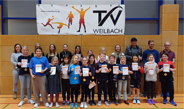 Die stolzen Sportabzeichen Teilnehmerinnen und Teilnehmer 2024. 
