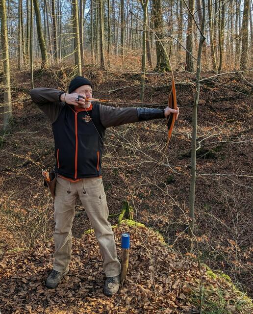 Holger Krauß demonstriert die Nutzung des Bogenparcours in Kleinwallstadt | Foto: Martin Kreuzer