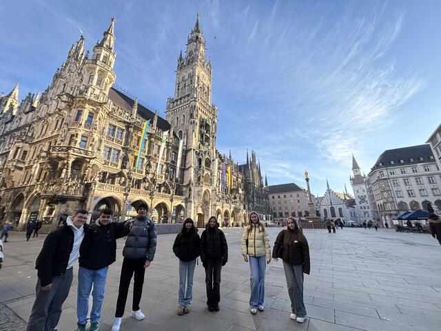 Bei strahlendem Sonnenschein am Marienplatz | Foto: Brigitte Hartung-Bretz