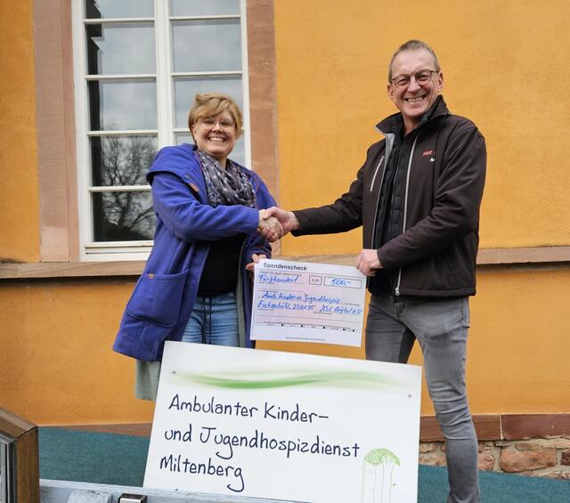 Spendenübergabe Jennifer Hartmann und Arno Neuberger | Foto: Arno Neuberger