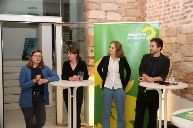 von links:
Dr. Nina Schüssler, Kreisrätin von Bündnis 90/DIE GRÜNEN
Susanne Weis, Gast
Eva Lettenbauer, Landesvorsitzende
Peter Weis, Bundestagskandidat | Foto: Werner Billmaier