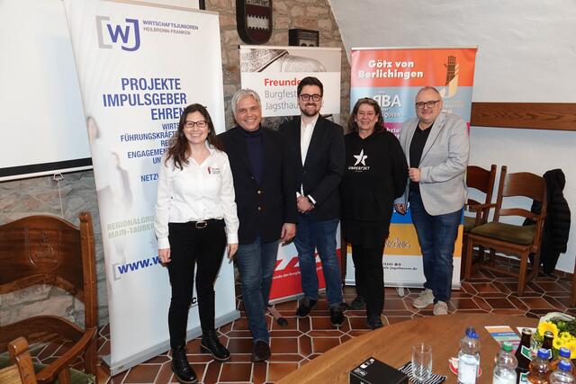 Gut besuchtes Kamingespräch im Külsheimer Schloss. v. l. Susanne Heck, Ulrich Boelke, Jonas Markert, Eva Hosemann und Thomas Schreglmann freuen sich schon auf die neuen Inszenierungen der Burgfestspiele in Jagsthausen. Foto Roland Schönmüller 