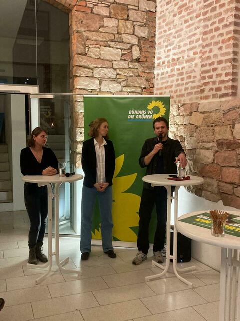 von links:
Susanne Weis, Gast
Eva Lettenbauer, Landesvorsitzende
Peter Weis, Bundestagskandidat | Foto: Werner Billmaier