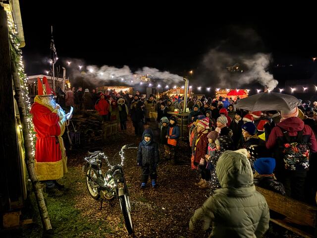 Der Nikolaus trägt die Weihnachtsgeschichte vor