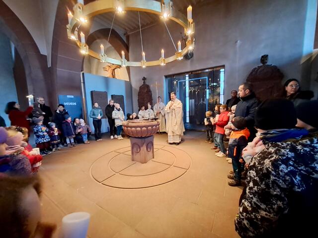 Beginn des Familiengottesdienstes an Mariä Lichtmess am Taufstein im hinteren Bereich der Pfarrkirche St. Jakobus | Foto: Martin Winkler