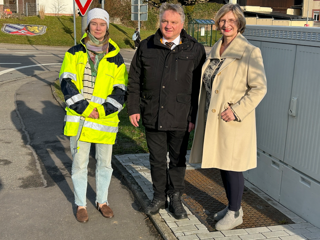 Erfolgreicher Abschluss des Glasfaser-Ausbaus in Obrigheim. Vor Ort am Multifunktionsgehäuse: Marta Klawe (Clustermanagerin für den Neckar-Odenwald-Kreis), Bürgermeister Achim Walter, Sabine Schweiger (Landesbeauftragte für Baden-Württemberg der BBV). 
 | Foto: BBV Deutschland, Olaf Urban-Rühmeier