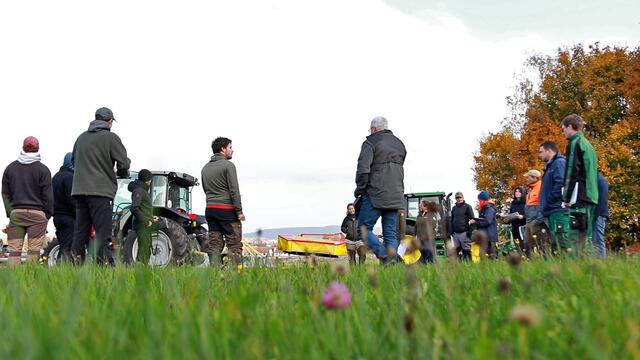 Die Teilnehmenden des Lehrgangs zum/zur Geprüften Natur- und Landschaftspfleger/in machen sich mit den verschiedenen Mähtechniken vertraut. Foto: Benjamin Böhm (Regierung von Oberfranken). | Foto: Benjamin Böhm (Regierung von Oberfranken)