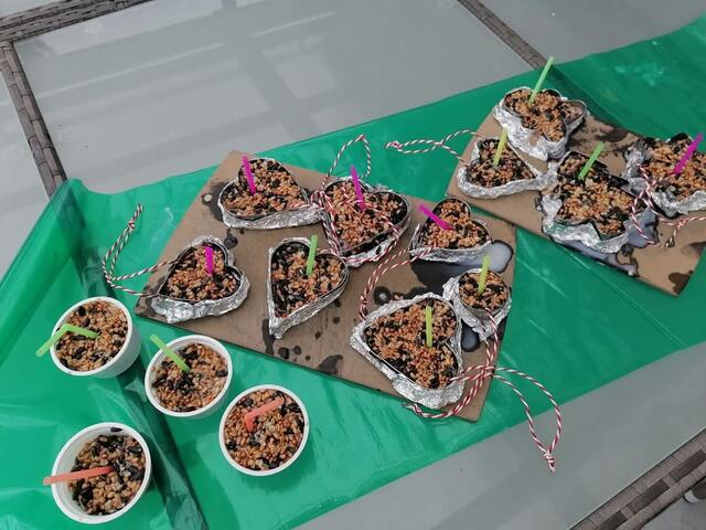 Selbstgemachtes Vogelfutter, zubereitet von den Gästen der BRK-Tagespflege Am Stadtpark Miltenberg