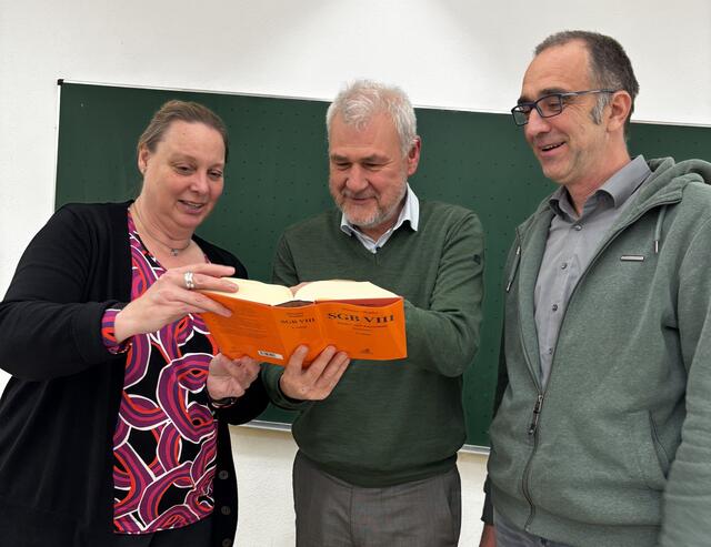 Blick ins SGB VIII, das Fragen der Jugendhilfe regelt (von links): SPD-Kreisvorsitzende Sabine Balleier, Jugendhilfe-Experte Jürgen Keller und der Vorsitzende der SPD-Fraktion im Kreistag, Karlheinz Paulus.  | Foto: Steffen Salvenmoser