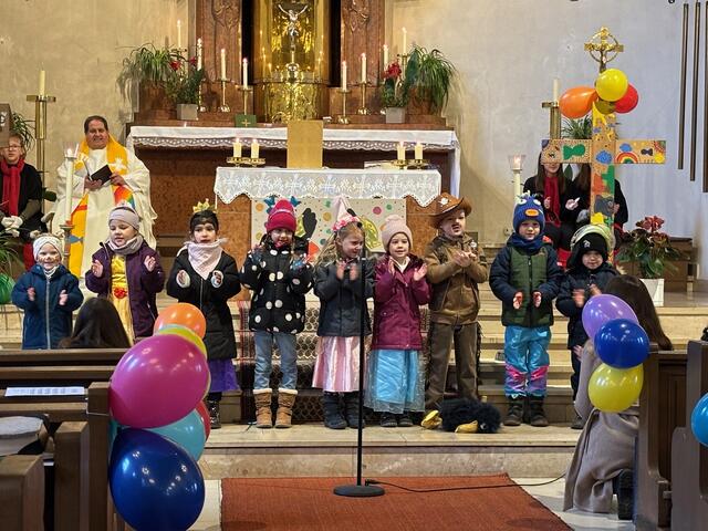 Kinder der musikalischen Früherziehung des Musikvereins Schneeberg zu Beginn des Gottesdienstes | Foto: Burkhard Speth