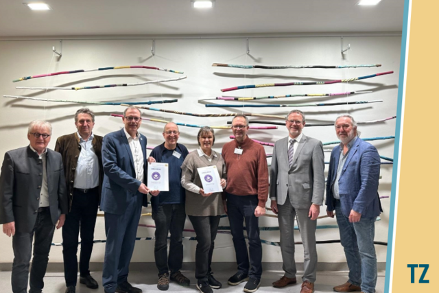 Von links nach rechts: 
Stadtrat Stefan Labus, Krankenhausdirektor Jäger, PPB Thomas Zöller MdL, Pflegeschulleiter Elmar Pfister, Lehrkraft Cornelia Höhlein, stellvertr. Pflegeschulleitung Manfred Vogt, Martin Stapper Vorstandsmitglied und Edwin Husslein.
 | Foto: PPB
