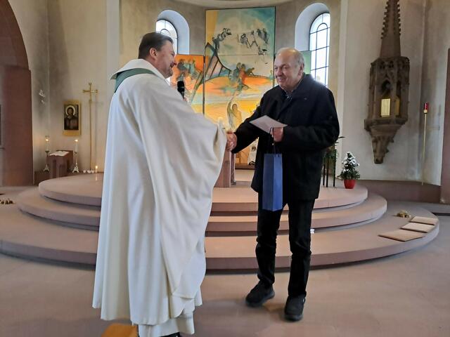 Pfarrer Jan Kölbel bedankt sich bei seinem verdienten Kirchenpfleger Hans Dieter Arnold für dessen jahrzehntelanges Engagement | Foto: Martin Winkler