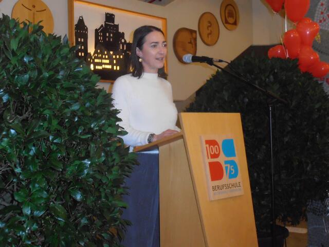 Barbara Heim, Verbindungslehrerin und Vertreterin der Fachschaft Ethik setzte den Geistigen Impuls zu Beginn der Veranstaltung. 