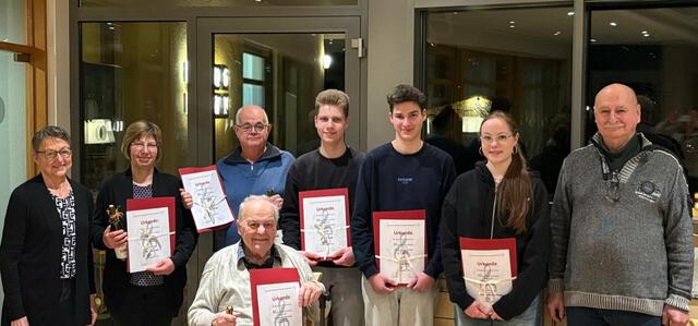 v. links
1. Vorsitzende Doris Muck, Monika Geis, Hermann Bretz, Kilian Geis, Simon Fürst, Annemarie Schlosser, 2. Vorsitzender Michael Rohner
vorne sitzend Adolf Speer | Foto: Jürgen Bieberle