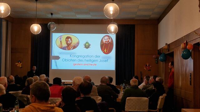 Pater Nelson stellt die Kongregation der Oblaten des heiligen Josef vor. | Foto: Alexander Stock