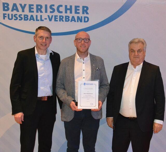 Jürgen Pfau, Bezirksvorsitzender und BFV Vizepräsident
Xaver Rodenhausen, Kreisjuniorenspielleiter Kreis Aschaffenburg
Reinhold Beier, BFV Vizepräsident | Foto: Julia Freimann, BFV