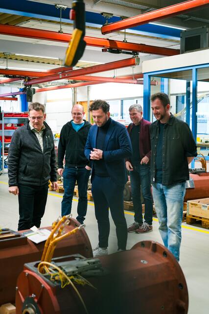 von links nach rechts:
Johannes Oswald (Geschäftsführer), Ulrich Weis (Vorstandsmitglied Bündnis 90/DIE GRÜNEN im Landkreis), Felix Banaszak (Bundesvorsitzender von Bündnis 90/DIE GRÜNEN), Volker Goll (Bezirksvorsitzender von Bündnis 90/DIE GRÜNEN) und Peter Weis (Bundestagsdirektkandidat) | Foto: Marie Hagel