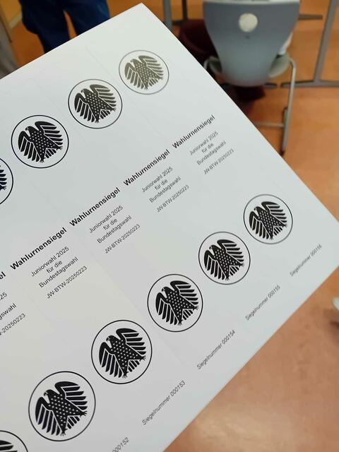 Nur echt mit Siegel. Wie bei den Wahlen der "Großen" werden die Wahlurnen vor der Auszählung versiegelt, um Manipulation vorzubeugen