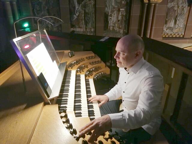 Über 300 musikbegeisterte Zuhörer freuten sich über die von Patrick Gläser auf der Vleugelsorgel präsentierten Klänge aus Film, Rock und Pop | Foto: Foto Adrian Brosch