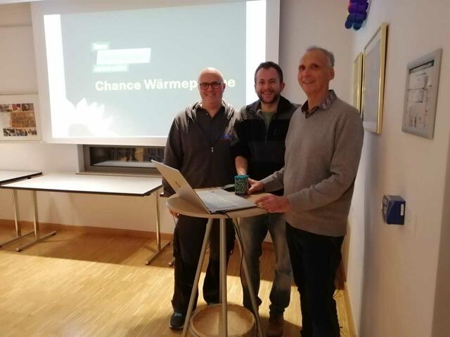 von links: Volker Adrian (Heizungsbaumeister), Peter Weis (Bundestagsdirektkandidat von Bündnis 90/DIE GRÜNEN) und Ottmar Neuf (Referent) | Foto: Sylvia Deckert