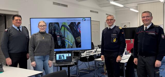 Landeskommandeur Giss besichtigt den Stabsraum des Neckar-Odenwald-Kreises.

Personen von links nach rechts: Leiter KVK NOK Oberstleutnant Thomas Waldenmaier, Sachbearbeiterin Larissa Lang, Kapitän zur See Michael Giss, Kreisbrandmeister Jörg Kirschenlohr.

 | Foto: Landratsamt Neckar-Odenwald-Kreis