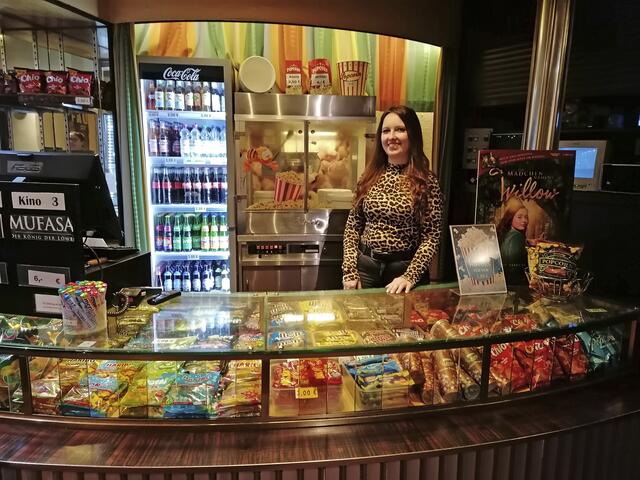 Frisches Popcorn und alles, was den Kinobesuch noch schöner macht, gibt es an der Theke. | Foto: Sabine Rindsfüsser