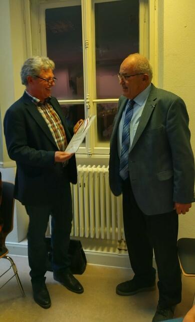 Überreichung der Urkunde an Rainer Billinger zum Ehrenvorsitzenden | Foto: Bilder: Rita Schwarzer