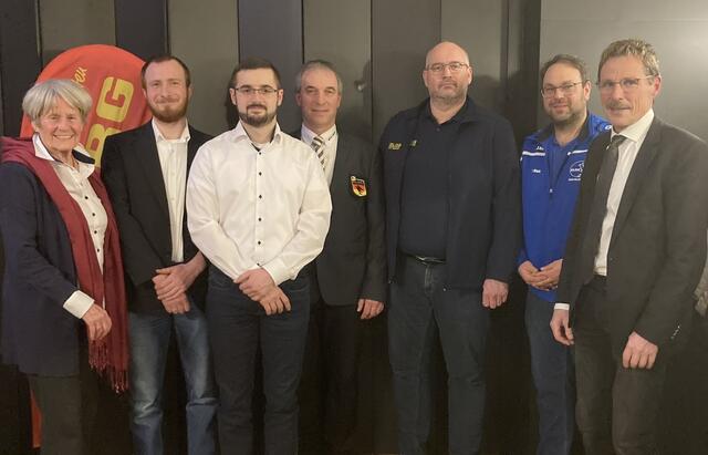 Die Vorsitzenden der DLRG Ortsgruppe Osterburken zusammen mit Bürgermeister Jürgen Galm, Bezirksvorsitzendem Uwe Spielvogel, Ehrenmitglied Inge Maurath und Marius Zemmel, der bei der Jahreshauptversammlung für 25 Jahre Mitgliedschaft geehrt wurde. | Foto: DLRG Osterburken