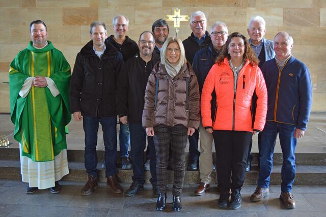 erste Reihe v.l.: Christine Fischar, Birgit Duller und Burkhard Hench; zweite Reihe v.l.: Pfr. Jan Kölbel, Dr. Norbert Weigl, Thomas Sturm, Andreas Mai; hinten v.l.: Thomas Bretz, Hubert Grän, Fritz Hofmann, Willibald Schmalbach | Foto: Martin Scharbert