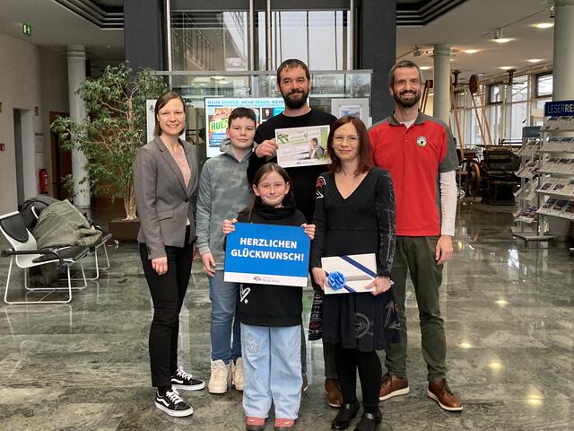Foto: Bild: Stephanie Tabery vom Medienhaus Main-Echo, Familie Eheim aus Sommerkahl und Michael Seiterle, Vorsitzender Kommunikation &amp;amp;amp; Tourismus im Spessartbund (Heike Buberl-Zimmermann)