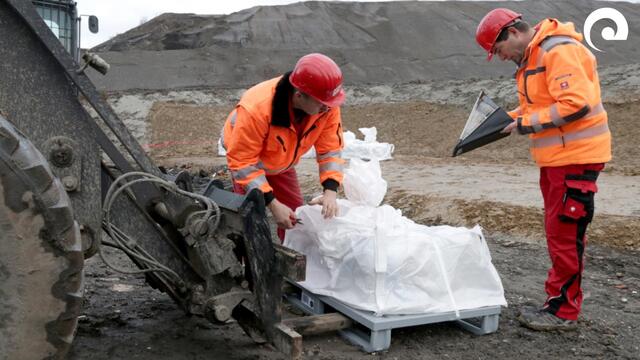 An den Bigbags werden die Plomben überprüft und mit der Annahmedokumentation abgeglichen.

 | Foto: Abfallwirtschaftsgesellschaft des Neckar-Odenwald-Kreises (AWN)