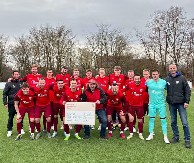 1. Mannschaft TSV Rottendorf übergibt Spende an Freunde des Hauses Volkersberg.  | Foto: C.Radeck