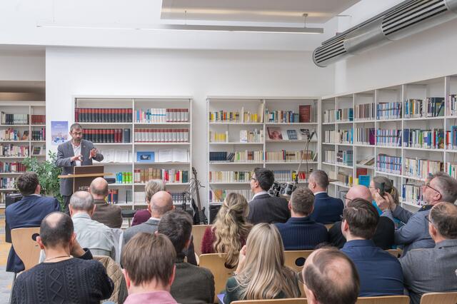 Begeistert von der neuen HSG-Bibliothek zeigte sich Landrat Jens Marco Scherf bei der offiziellen Einweihung. | Foto: Winfried Zang