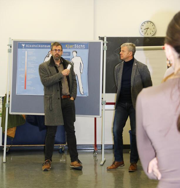 Landrat Jens Marco Scherf (links) und Schulleiter Ulrich Koch (rechts) sprachen sich für einen verantwortungsbewussten Umgang mit Alkohol aus.  | Foto: Helena Wilmerding