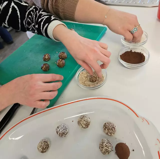 Die Energiebällchen waren schnell gemacht, die Reste der Weihnachtsbäckerei  sinnvoll verwertet und nicht zu vergessen: sie  schmeckten allen gut.  | Foto: Carolin Schrott 