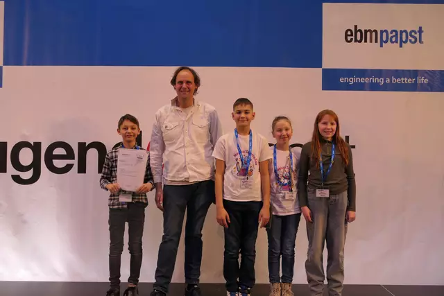 Große Freude gab es beim diesjährigen Jugend forscht Wettbewerb Heilbronn-Franken über den Erfolg der jungen Erfinder der Jungen Forscher Main-Tauber (v.l). Colin Luongo, Alexandru Saleba, Anika Dürr und Alisa Gerber. Mit ihnen freut sich Projektbetreuer Birger-Daniel Grein