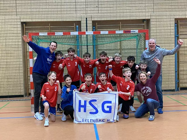 Hinten v. l: Dominik Klein, Tim Gerlach, Eliah Zöller, Aaron Daus, Milo Jankovics, Eric Harder, Noah Freudl, Jonas Finn, Holger Zöller
Vorne v. l.: Mika Glück, Collin Schultz, Mika Zengel, Nils Hoffmann, Fabrice Brand, Melanie Feyrer | Foto: HSg Presse