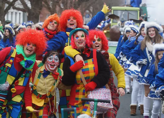 Heute kann man als Besucher der Rosenmontagsumzüge große und aufwändig gestaltete Wagen und Zugnummern bewundern, die sich aktuellen Themen aus der Politik, Wirtschaft, Kultur und Gesellschaft annehmen. 

Tausende von Jecken, Narren und Faschings- Touristen säumen die Routen der Umzüge und feiern - auch selbst bei schlechtem Wetter. 