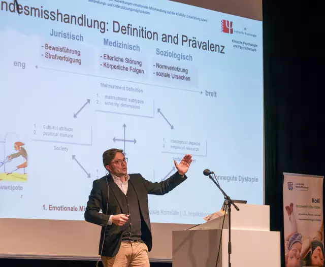 Professor Dr. Lars White zeigte beim Fachtag in Elsenfeld, wie in der Forschung daran gearbeitet wird, Kinder mit Misshandlungserfahrungen zu therapieren. Foto: Winfried Zang | Foto: Winfried Zang