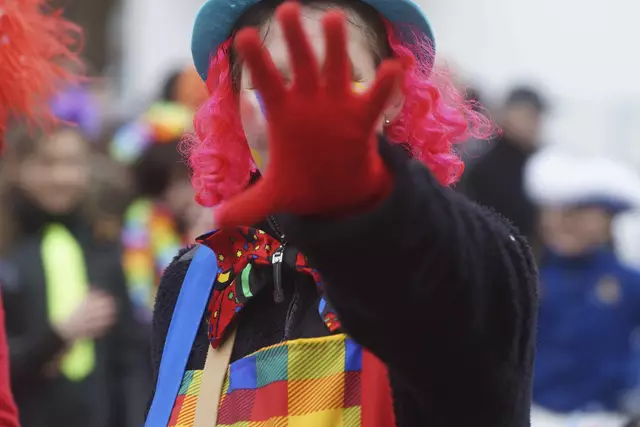 Heute kann man als Besucher der Rosenmontagsumzüge große und aufwändig gestaltete Wagen und Zugnummern bewundern, die sich aktuellen Themen aus der Politik, Wirtschaft, Kultur und Gesellschaft annehmen. 

Tausende von Jecken, Narren und Faschings- Touristen säumen die Routen der Umzüge und feiern - auch selbst bei schlechtem Wetter. 