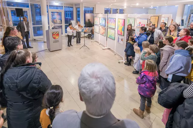 Aufmerksam lauschten die Gäste der Vernissage, darunter auch Landrat Jens Marco Scherf (links) den Violinenklängen von Mathilde Pache und Erik Dünsing. Foto: Winfried Zang | Foto: Winfried Zang