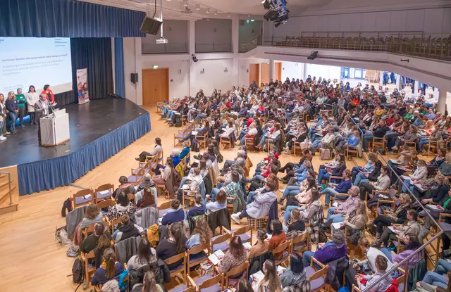 Im vollbesetzten Bürgerzentrum zeigten über 400 Fachkräfte ihr Interesse am Thema „Verletzte Seelen“. Bei der Begrüßung wies Landrat Jens Marco Scherf (links am Mikrofon) auf die Wichtigkeit des Themas hin. Foto: Winfried Zang | Foto: Winfried Zang