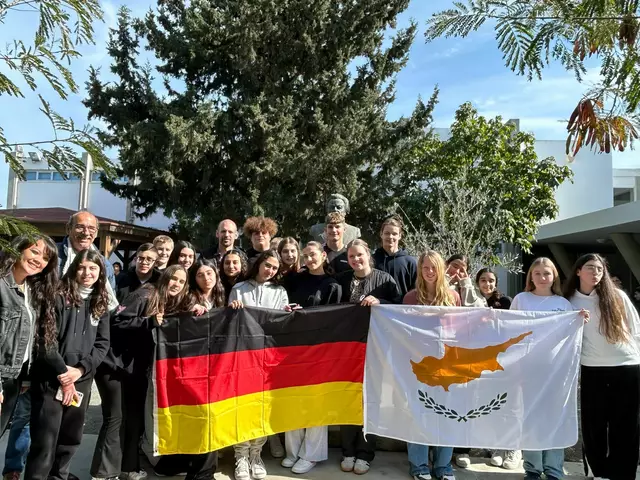 Die Schulteams von der RSE und Frenaros vor der Schule mit den Landesflaggen | Foto: Christoph Reichert