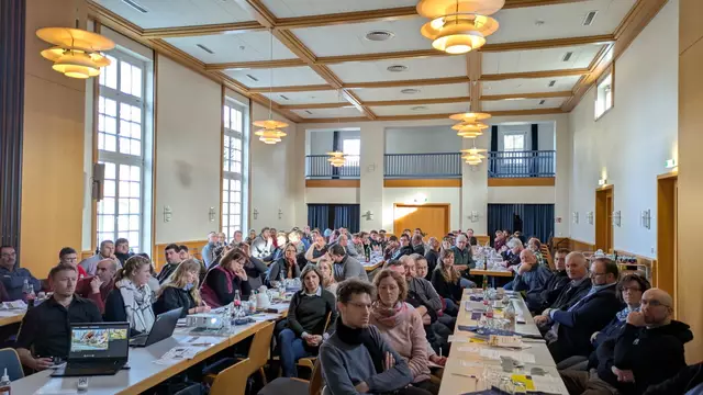 Bis auf den letzten Platz gefüllt war die Festhalle in Aglasterhausen bei der Fachtagung für Milchviehbetriebe.


 | Foto: Landratsamt Neckar-Odenwald-Kreis