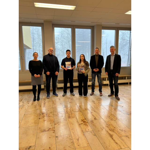 Pressetermin an der Georg-Keimel-Mittelschule: Schulleiter und Schulamtsdirektor gemeinsam mit den Schülersprechern sowie Bernd Hoffmann und Katja Bergmann vom Verlag. | Foto: Selina Orth