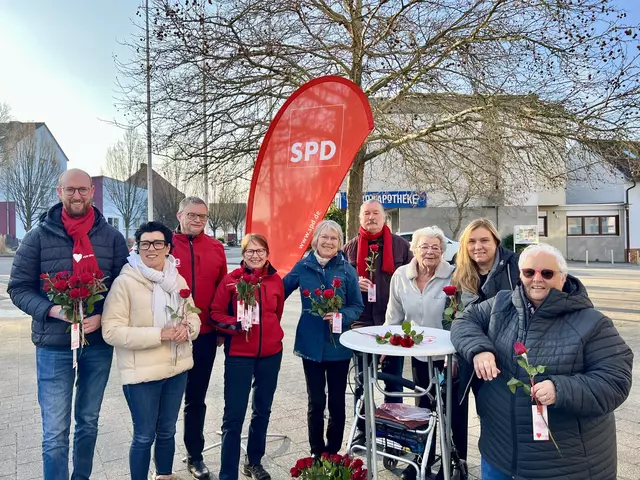 Rosen zum Weltfrauentag verteilen (v.l.) Benjamin Bohlender, Helga Raab-Wasse, Gerd Bader, Ulrike Neuberger-Bornhorst, Anne Tulke, Andreas Tikart, Karin Vogel, Marina Oliveira Zbinden und Anne Ehrentraut. 