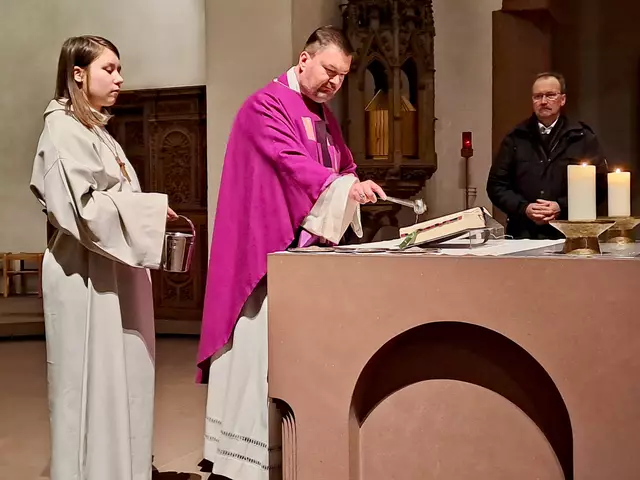 Pfarrer Jan Kölbel segnet die Asche der Palmzweige des letzten Jahres | Foto: Martin Winkler