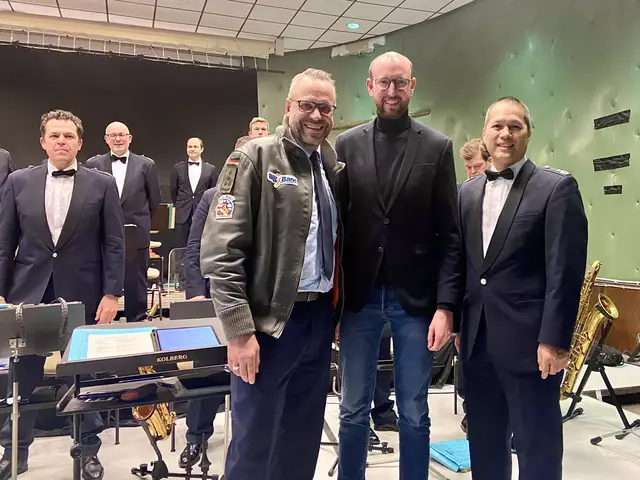 Freuen sich auf das große Benefizkonzert am 9. April in Mömlingen (von links): Tourmanager und Einsatzoffizier Stabshauptmann Johannes Langendorf, Eintracht-Vorsitzender Benjamin Bohlender und Bandleader Oberstleutnant Timor Oliver Chadik. 