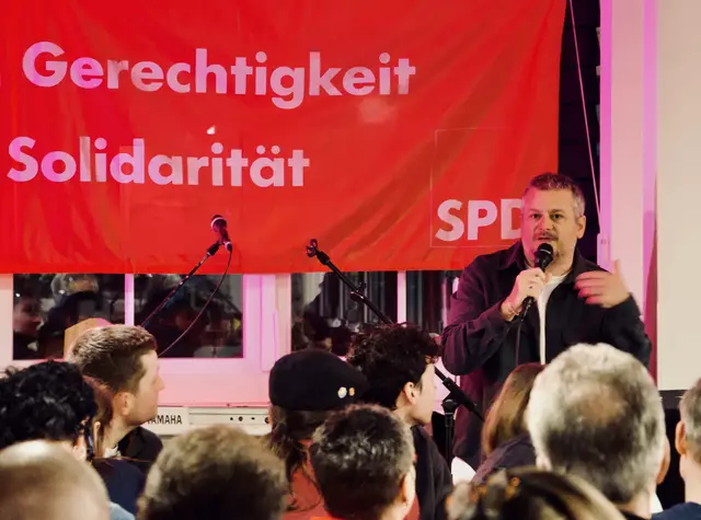 Gefeierte Rede: Comedy-Autor Thomas Poppe spricht bei der SPD in Wörth. | Foto: Steffen Salvenmoser