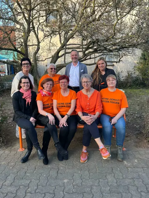 Die Erlenbacher Stadträtinnen mit Bürgermeister Christoph Becker.
Vordere Reihe von links: Lisa Dyroff, Claudia Müller- Bartels, Petra Münzel, Ellen Hauck, Sylvia Deckert
Hintere Reihe von links: Helga Raab-Wasse, Anne Ehrentraut, Bürgermeister Christoph Becker, Marina Oliveira Zbinden | Foto: Erlenbacher Stadträtinnen